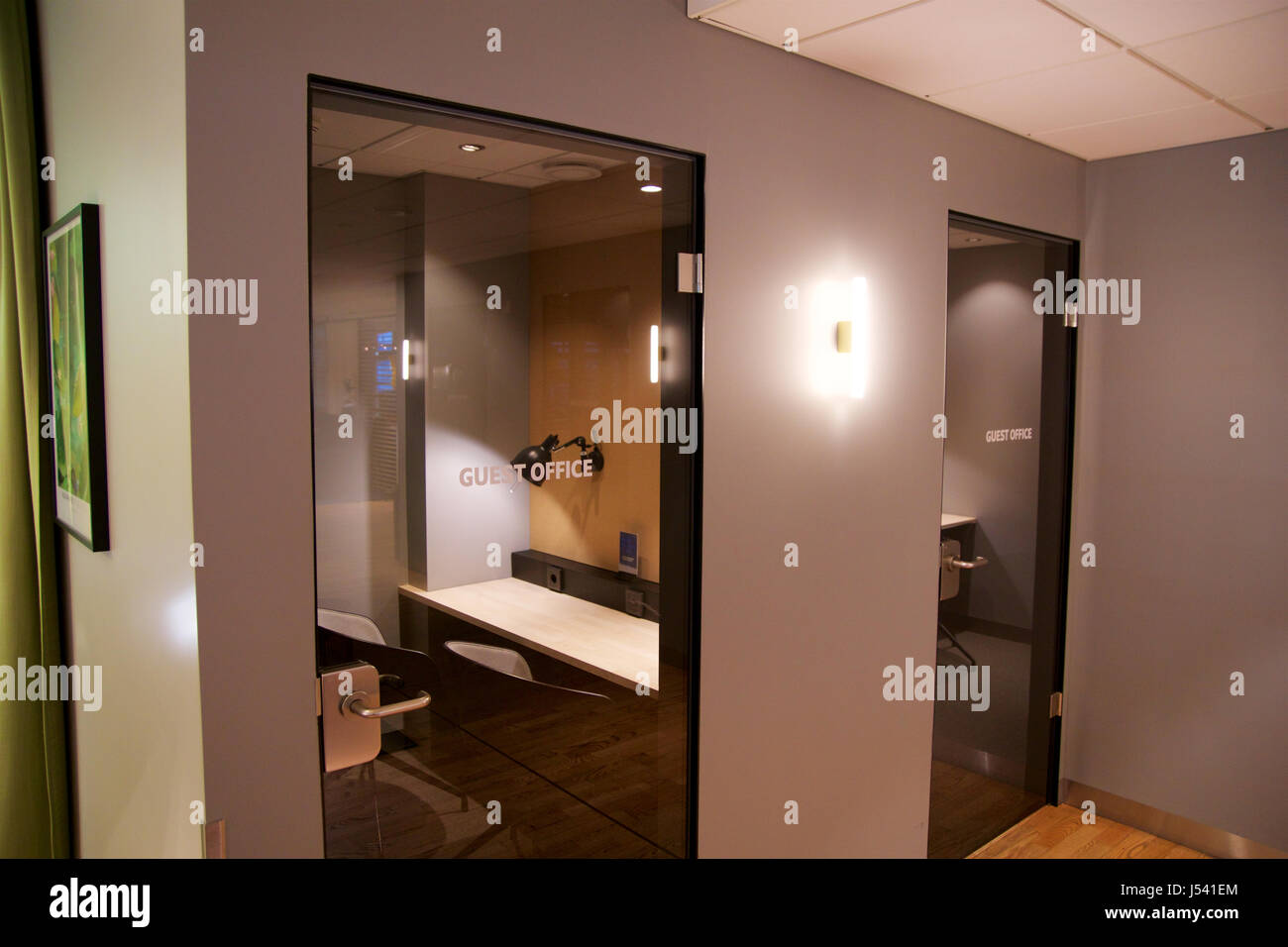 OSLO, Norwegen - 21. Januar 2017: Flughafen Business Klasse Lounge Interieur des SAS, privaten Arbeitszimmer oder Büro mit einem Schreibtisch in einem Vielflieger-Lounge für SAS Gold-Kunden Stockfoto