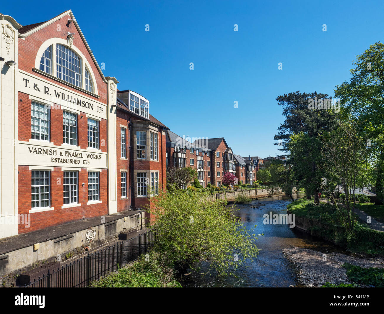 Ehemaliges Bürogebäude in Williamsons Lackfabrik am Fluss Skell im Frühling Ripon North Yorkshire England Stockfoto