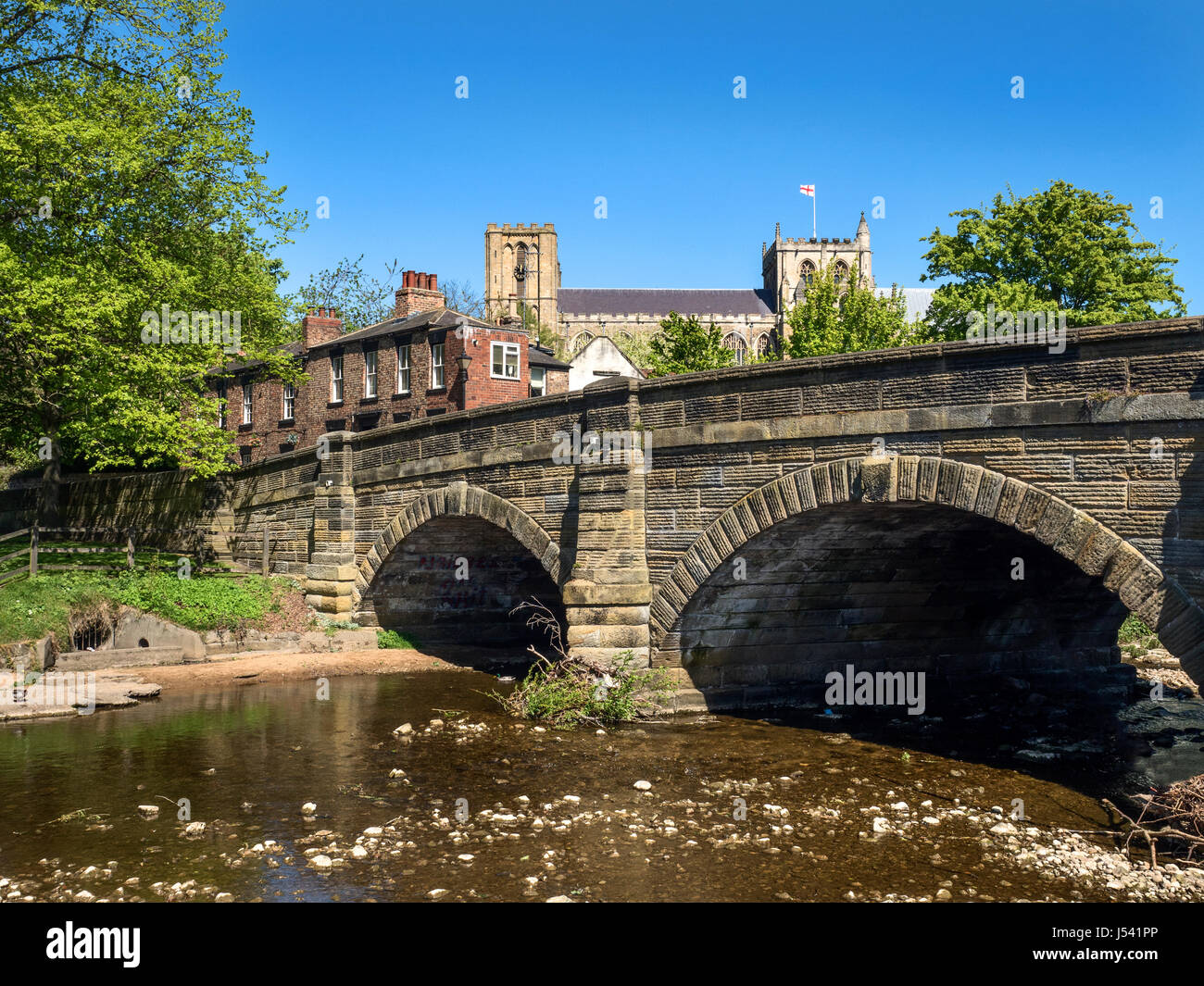 Bondgate Brücke über den Fluss Skell auf Bondgate Green und Ripon Cathedral Ripon North Yorkshire England Stockfoto