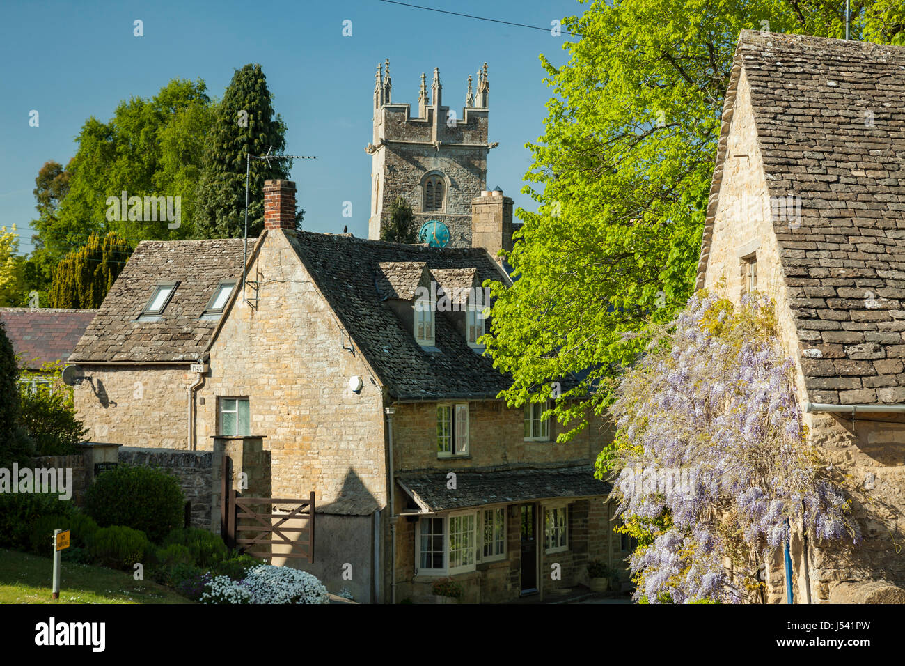 Frühling-Nachmittag in Longborough Dorf in den Cotswolds, Gloucestershire, England. Stockfoto