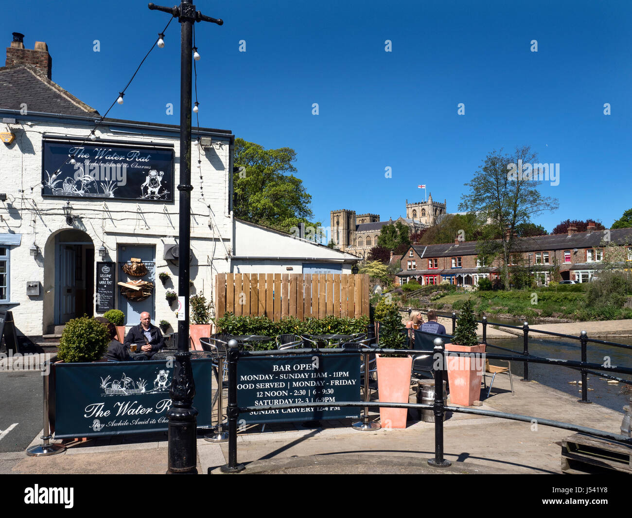 Die Wasserratte Kneipe durch den Fluss Skell in Ripon North Yorkshire England Stockfoto