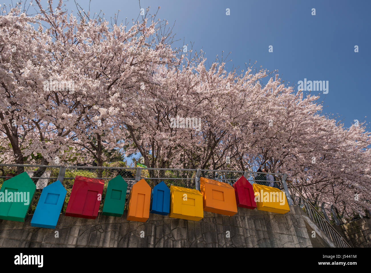 Kunstwerk mit dem Titel "Unser Dorf Gamcheon' von Jin Young Seob in Gamcheon Culture Village, Busan Gwangyeoksi, Südkorea Stockfoto