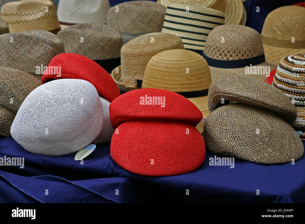 blau, Mütze, Kopfbedeckungen, Hüte, Sammlung, Stroh farbig, rot, verkaufstisch Stockfoto