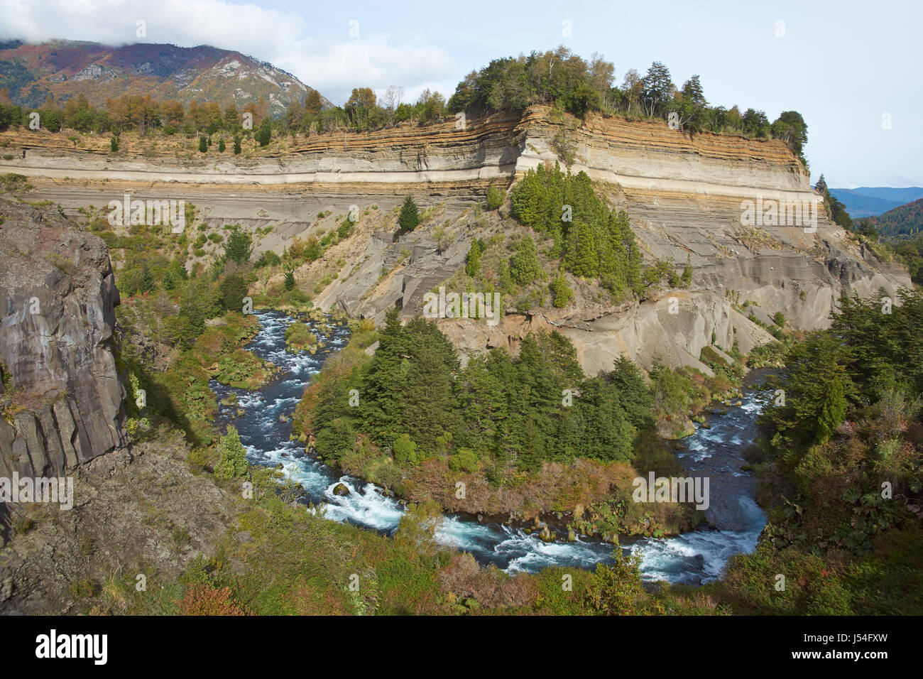 Conguillio Nationalpark in der Araucania Region von Chile. Fluss-Truful-Truful durch eine tiefe Schlucht mit bunten erodierten Felsen laufen. Stockfoto