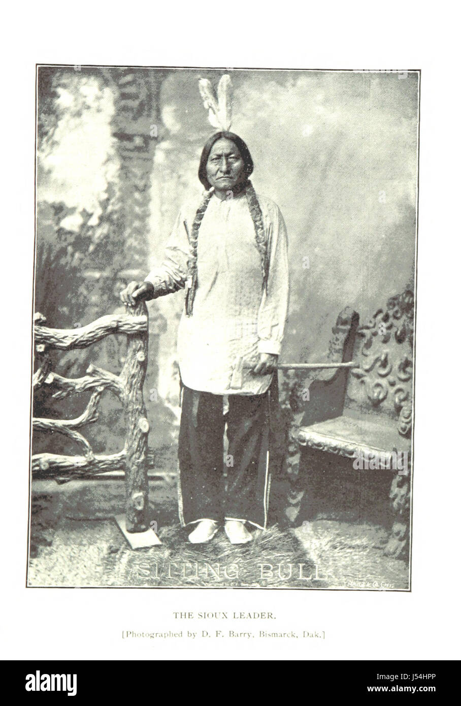 Dieses historische Werk befasst sich mit der Eroberung der Sioux während der Indianerkriege. Der Text enthält wahrscheinlich Berichte über militärische Operationen und die Herausforderungen, denen die US-Armee während des Konflikts gegenüberstand. Stockfoto