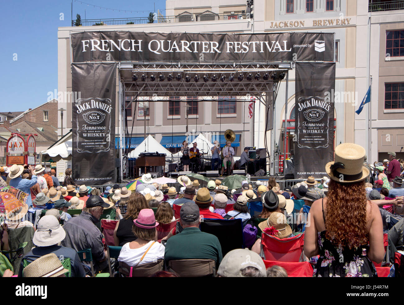 Jackson Brauerei Bühne mit Zuschauern im French Quarter Festival in New Orleans, Louisiana  USA Stockfoto