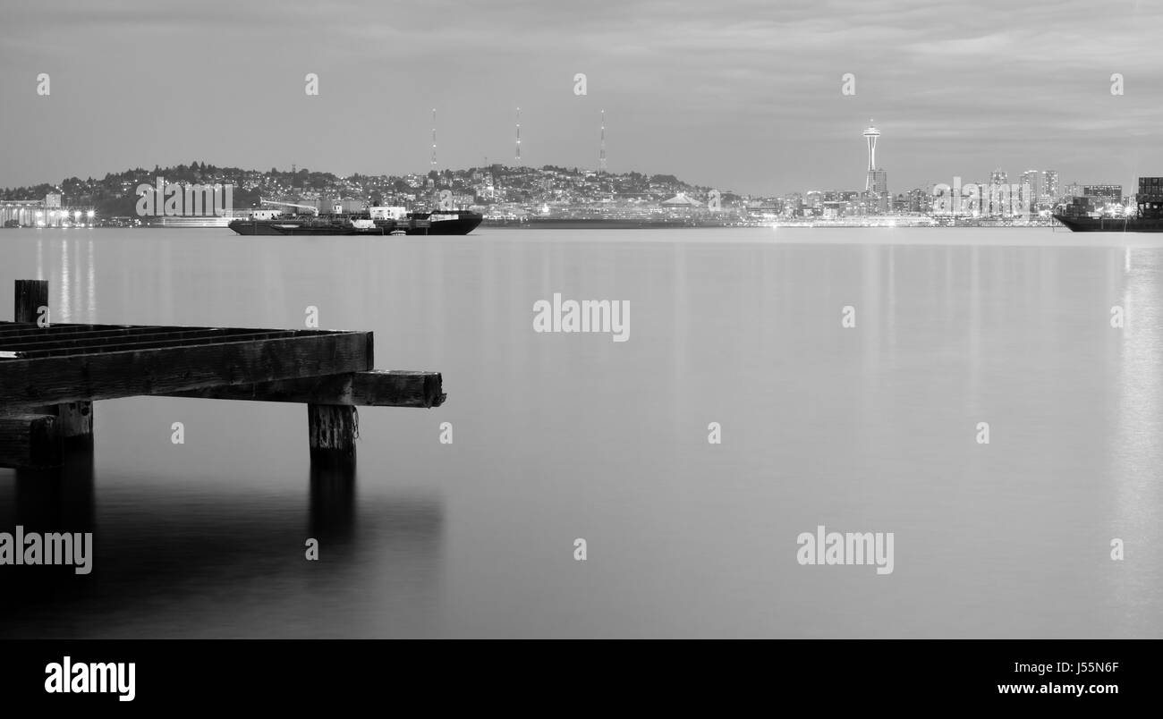 Ruhige Nacht Zeit Szene Pilings Lastkähne Puget Sound in Seattle Stockfoto