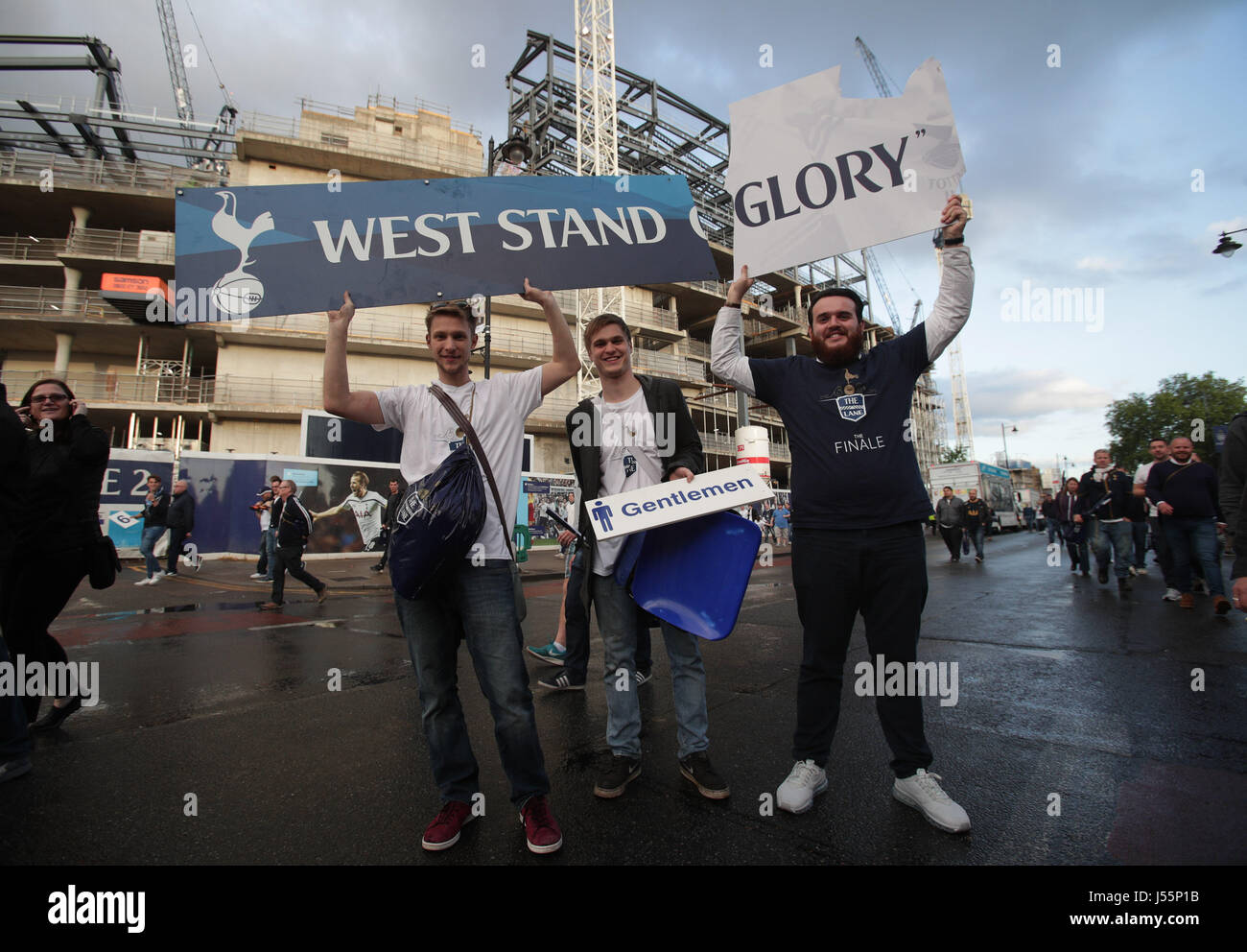 Tottenham Hotspur-Fans verlassen mit Souvenirs aus White Hart Lane in Nord-London, nachdem das Team Finale am Boden gespielt, bevor das Stadion saniert ist. Stockfoto