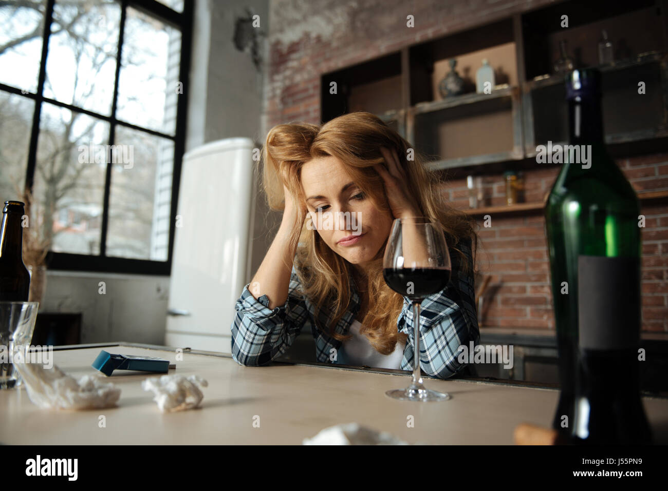 Enttäuscht junge Frau ihre Lippen schmollend Stockfoto