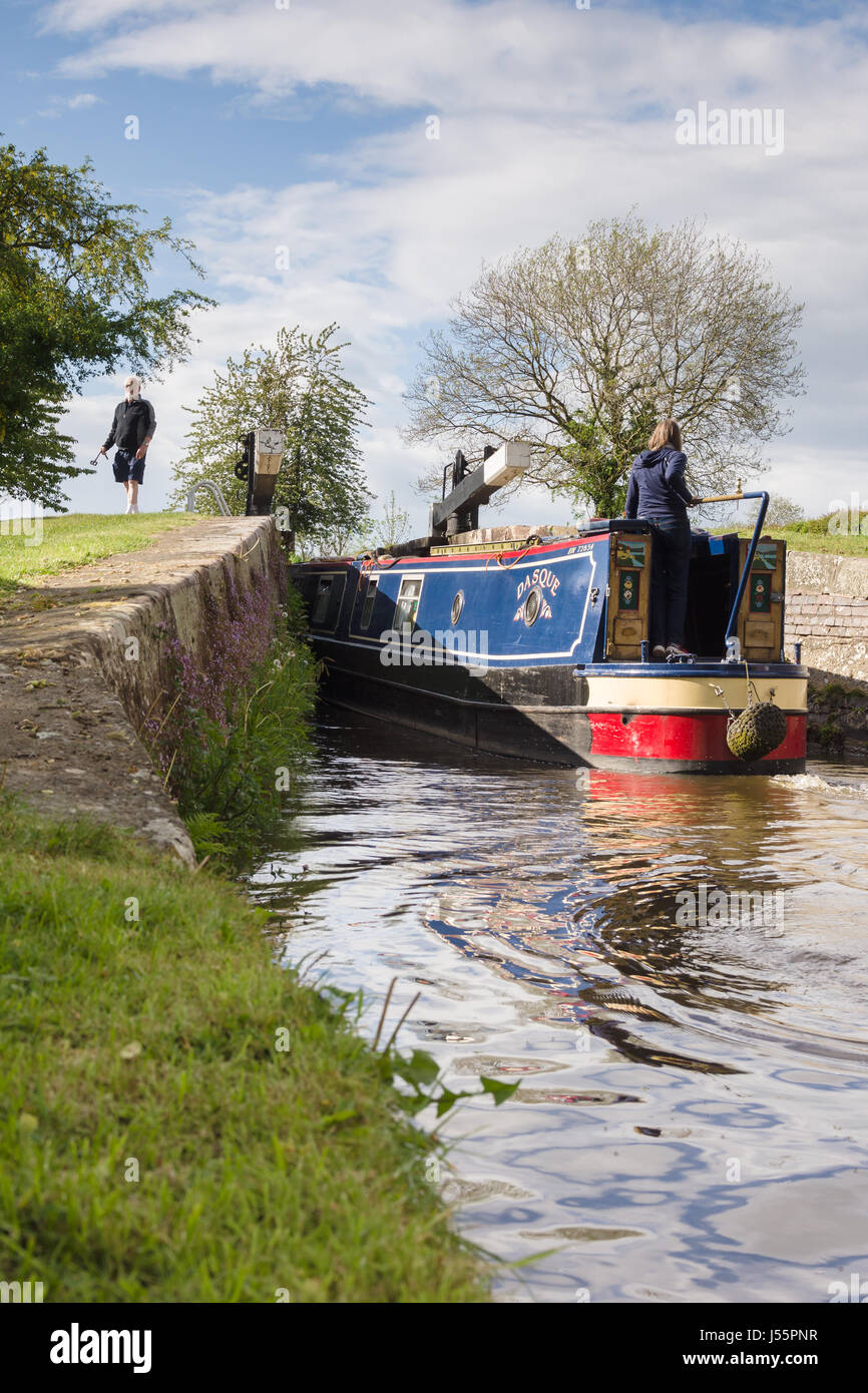 Ein Eintritt in die neue Marton obere Schleuse auf dem 200 Jahre alten Shropshire Union Canal narrowboat Stockfoto