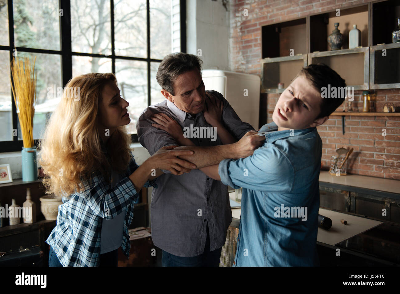 Besorgte Mutter ihren Sohn vor Grausamkeit zu schützen Stockfoto