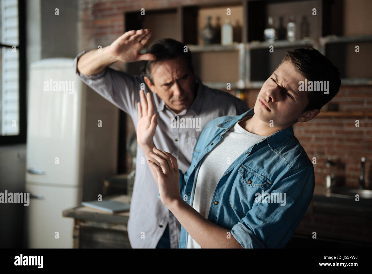 Ernste junge Ausweichen vor Strafe Stockfoto