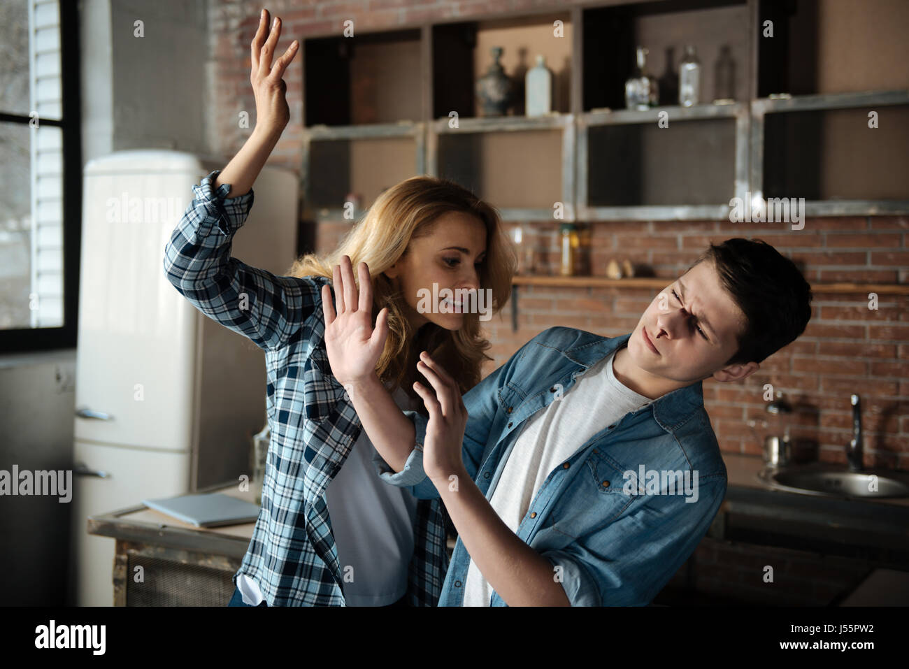 Positiv erfreut Frau Hubarm auf ihren Sohn Stockfoto