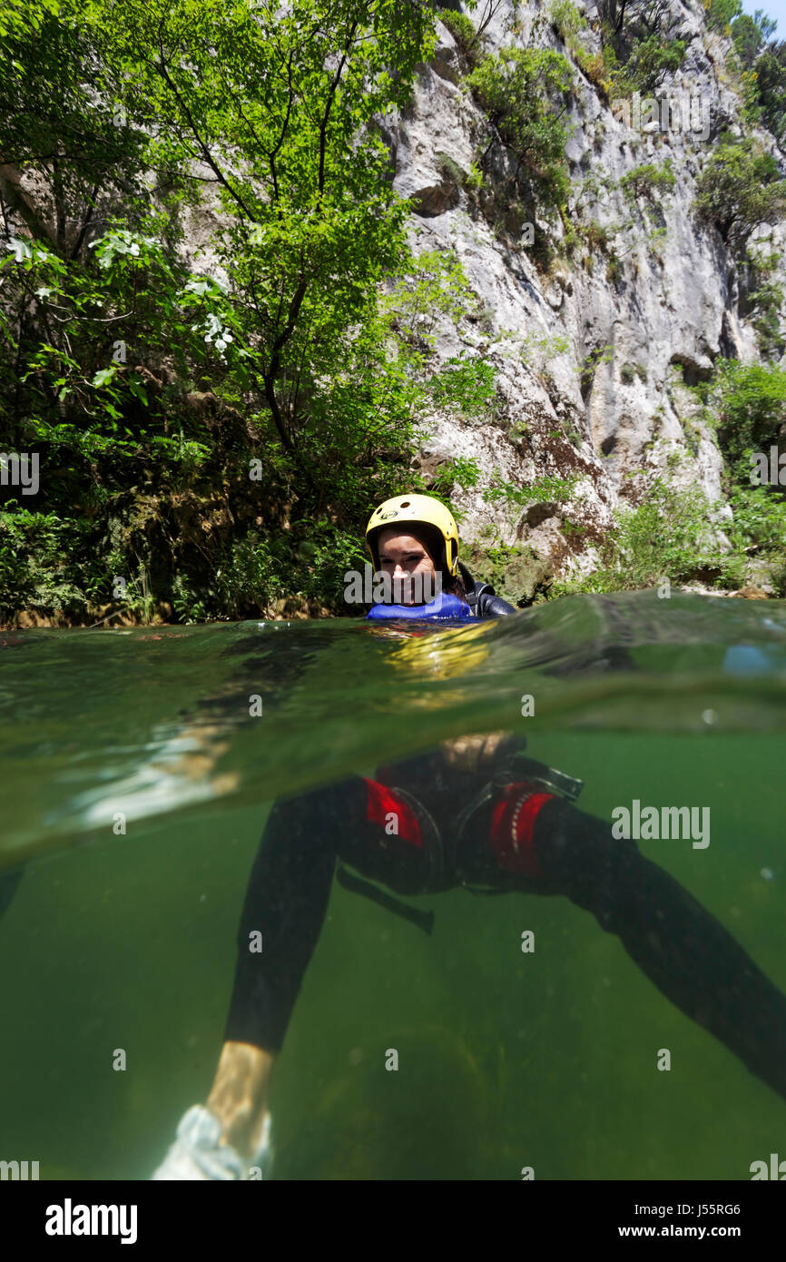 Canyoning in Fluss Cetina, Kroatien Stockfoto