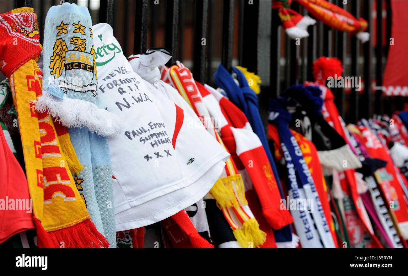 SCALFS mit Nachricht hängen TH LIVERPOOL FC V MANCHESTER CITY Anfield Road LIVERPOOL ENGLAND 13. April 2014 Stockfoto