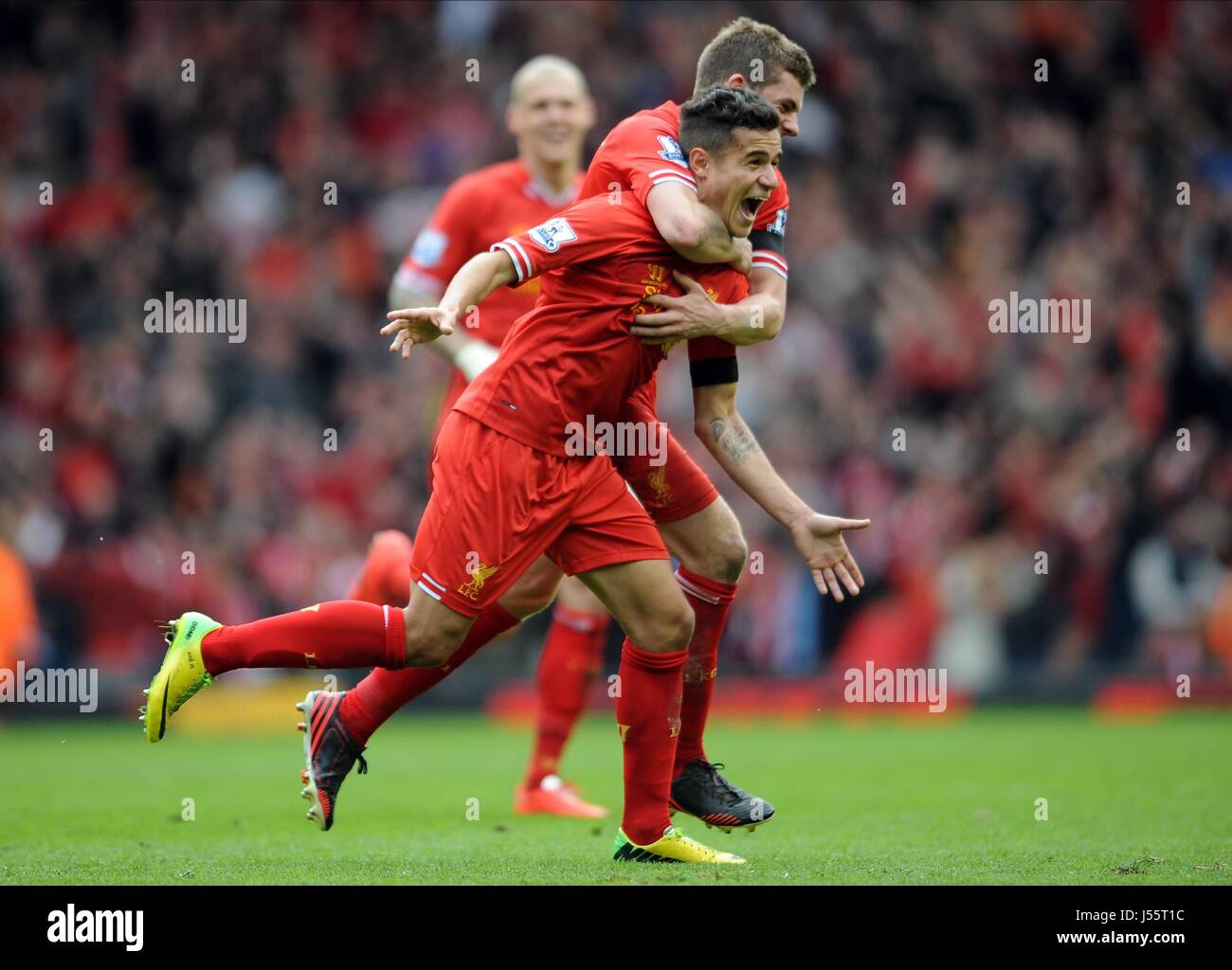 PHILIPPE COUTINHO feiert G LIVERPOOL FC V MANCHESTER CITY Anfield Road LIVERPOOL ENGLAND 13. April 2014 Stockfoto