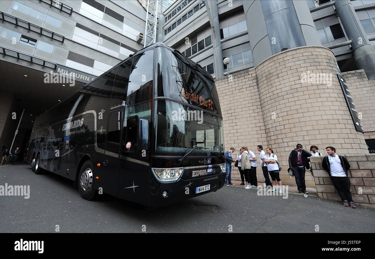 CARDIFF CITY-Trainer kommt bei NEWCASTLE UNITED FC V CARDIFF ST JAMES PARK NEWCASTLE ENGLAND 3. Mai 2014 Stockfoto