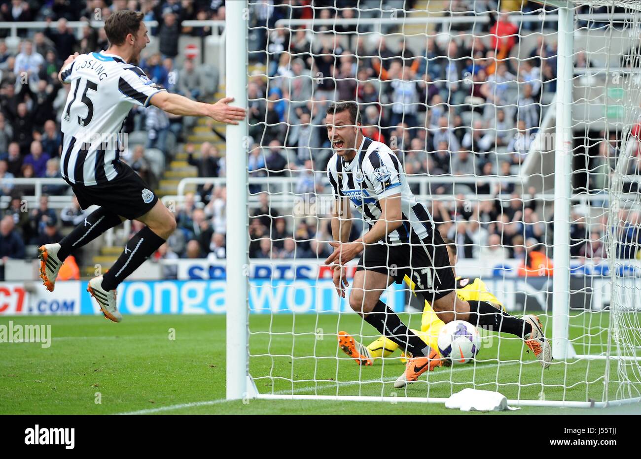 DAN GOSLING STEVEN TAYLOR NEWCASTLE UNITED FC V NEWCASTLE UNITED FC V CARDIFF ST JAMES PARK NEWCASTLE ENGLAND 3. Mai 2014 Stockfoto
