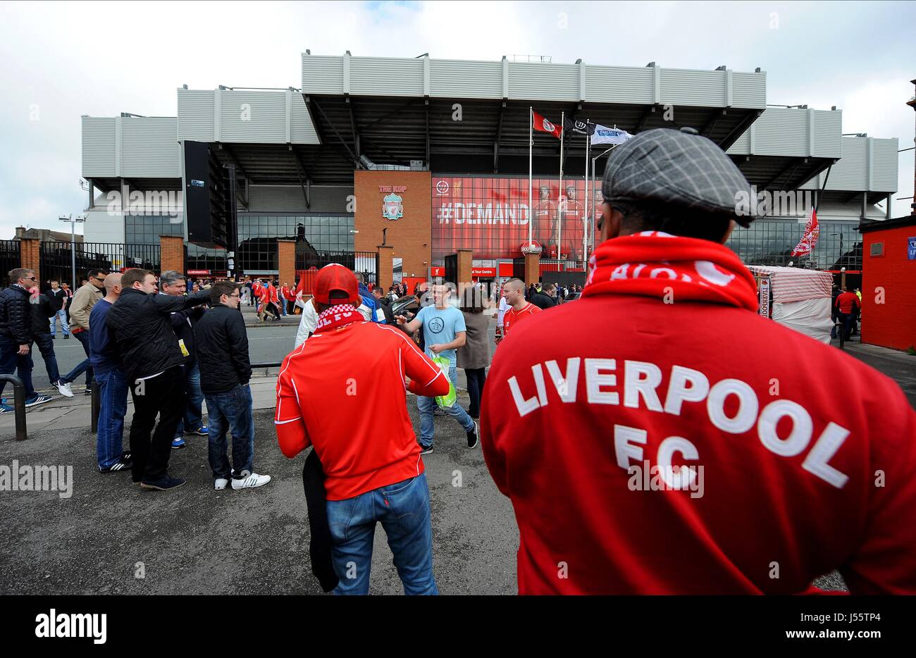 LIVERPOOL-FANS kommen bei ANFIE LIVERPOOL FC V NEWCASTLE vereinen Anfield Road LIVERPOOL ENGLAND 11. Mai 2014 Stockfoto