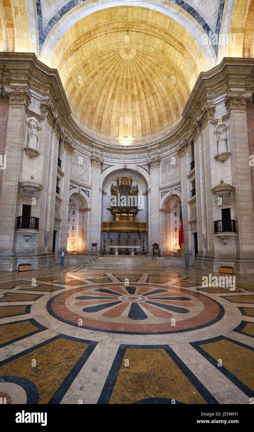 Lissabon, PORTUGAL - 25. Juni 2016: Innenraum des nationalen Pantheon (Santa Engracia Kirche). Ansicht des Geschosses mit mehrfarbigen Mustern von Parketten verziert Stockfoto