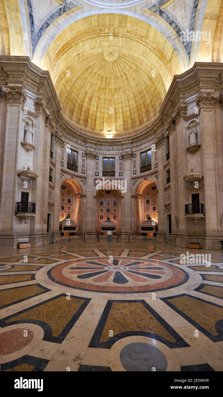 Lissabon, PORTUGAL - 25. Juni 2016: Innenraum des nationalen Pantheon (Santa Engracia Kirche). Ansicht des Geschosses geschmückt mit farbigen Mustern aus Marmor ein Stockfoto