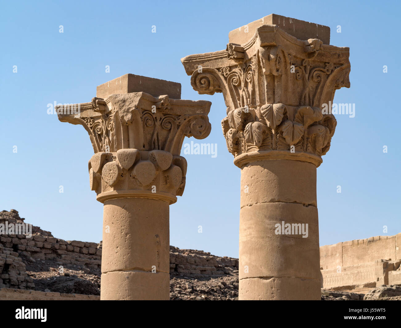 Hauptstädte im äußeren Hof Denderah Tempels, in der Nähe von Qena, Ägypten Stockfoto