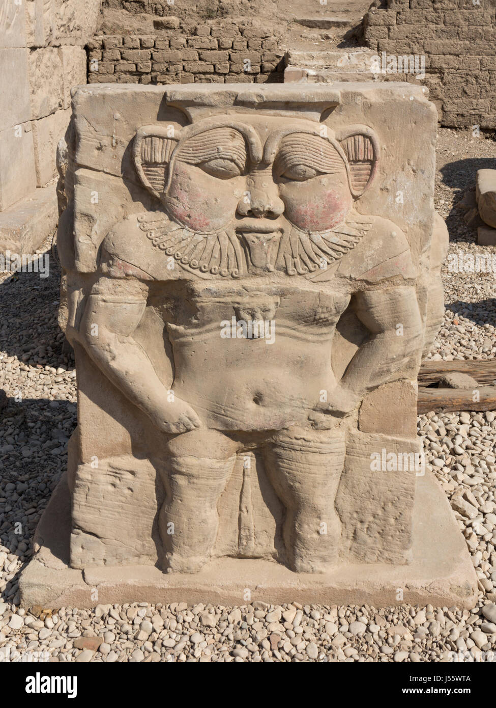 Statue des Gottes Bes im äußeren Hof Denderah Tempels, in der Nähe von Qena, Ägypten Stockfoto