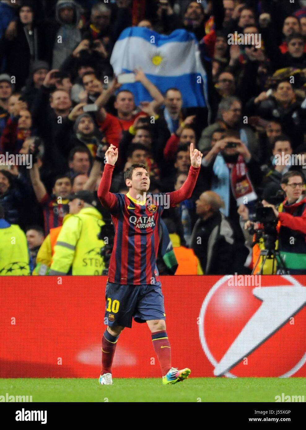 LIONEL MESSI feiert Ziel MANCHESTER CITY V BARCELONA FC ETIHAD STADIUM MANCHESTER ENGLAND 18. Februar 2014 Stockfoto