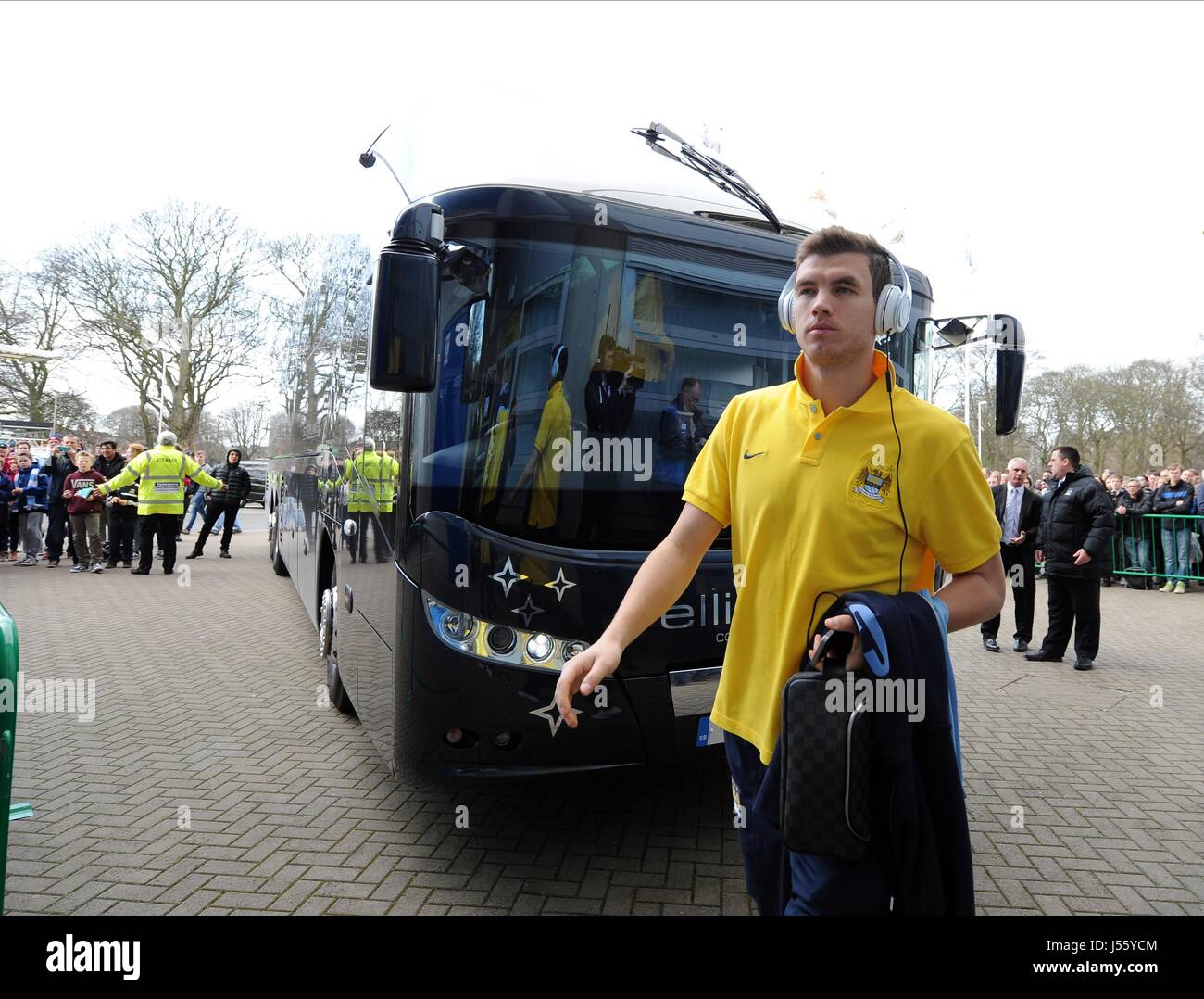 EDIN DZEKO kommt bei KC STADI HULL CITY FC V MANCHESTER CITY KC STADIUM HULL ENGLAND 15. März 2014 Stockfoto