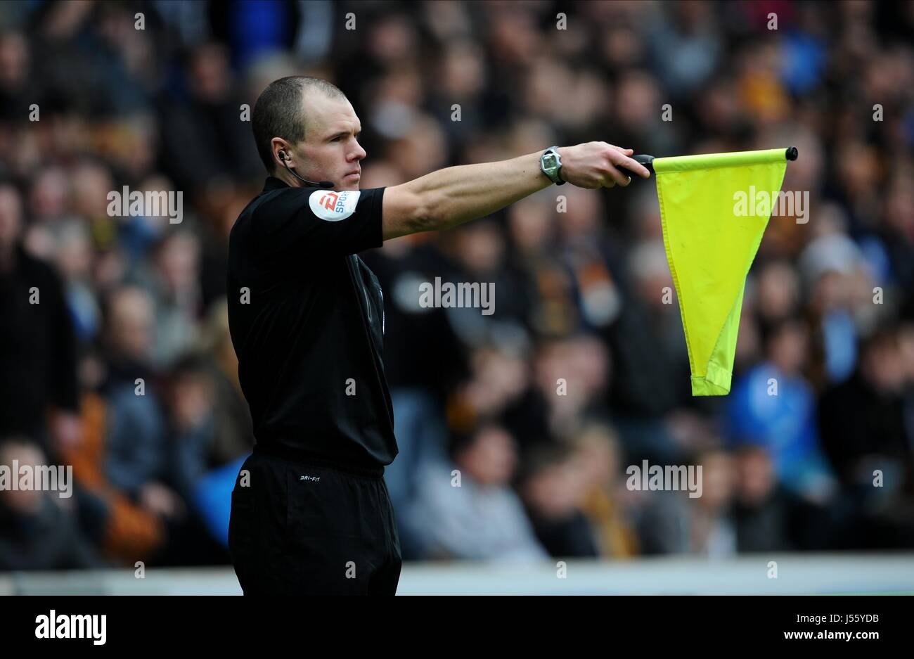 LINIENRICHTER Fahnen Ziel zeigt eine Abseitsposition von HULL CITY FC V MANCHESTER CITY FC KC STADIUM HULL ENGLAND 15. März 2014 Stockfoto