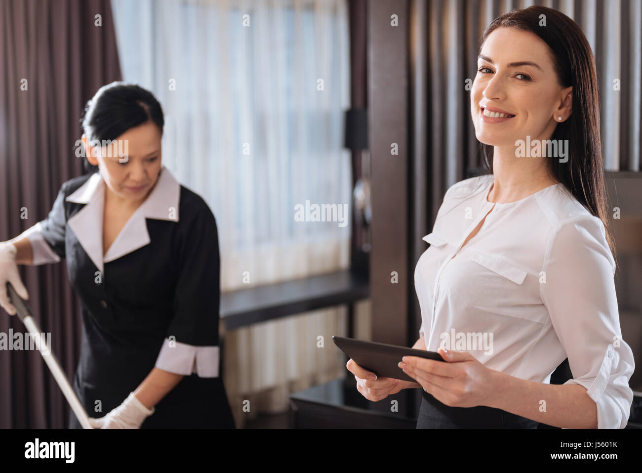 Freuen uns zuversichtlich Hotelmanager lächelnd Stockfoto