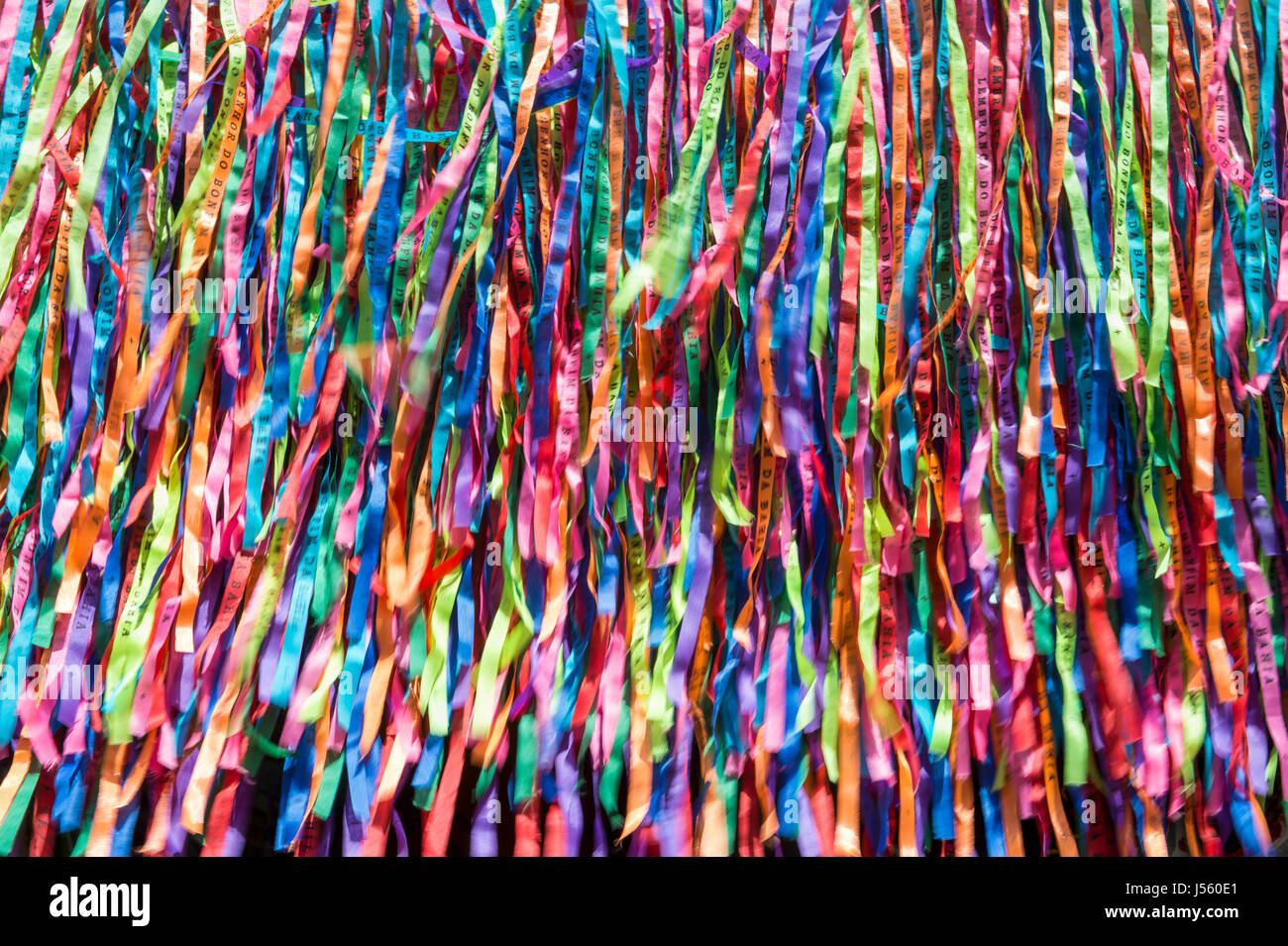 Wand der Fita Do Bonfim Brasilien wünschen Bänder aus der berühmten Igreja Nosso Senhor Do Bonfim da Bahia Kirche in Salvador, Bahia, Brasilien Stockfoto