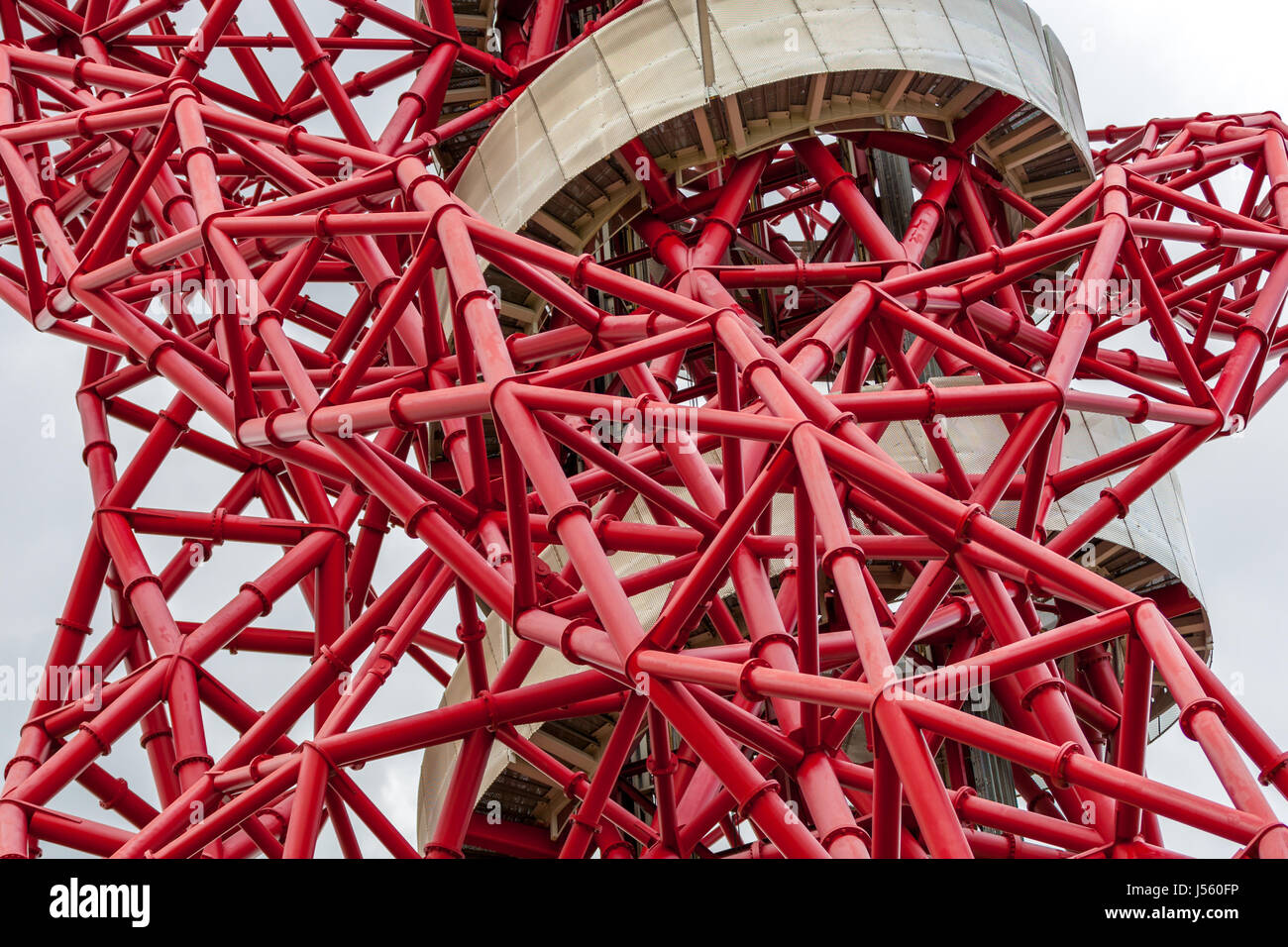 Eine Nahaufnahme von der ArcelorMittal Orbit designed by Sir Anish Kapoor Bildhauer und Ingenieur Cecil Balmond im Olympiapark Stratford Stockfoto
