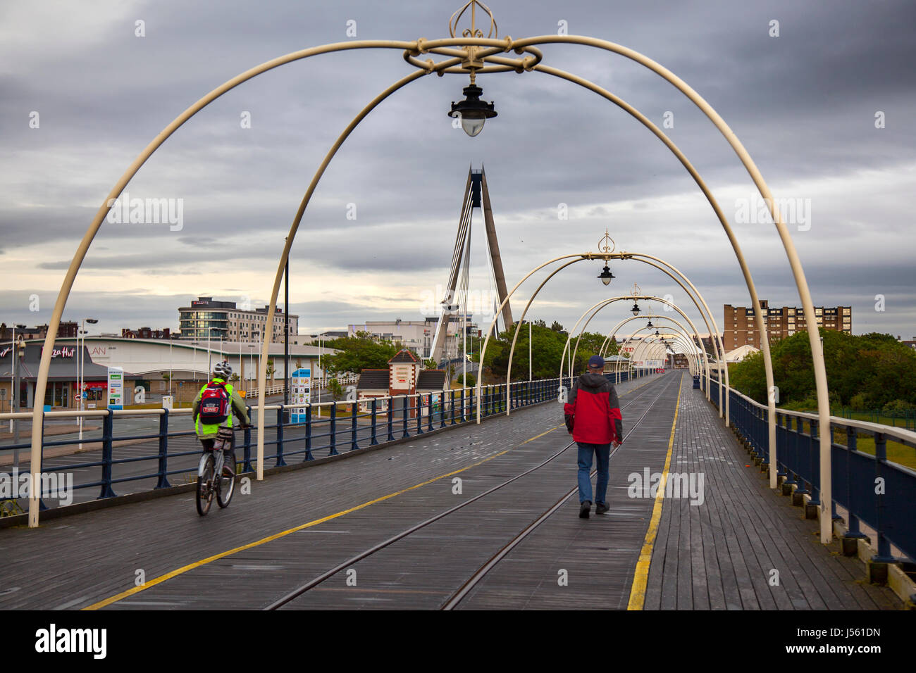 Southport, Merseyside.  Großbritannien Wetter. 16. Mai 2017. Seltsame Wolken über das Resort.  Ob Regen oder Sonnenschein, warm und feucht.  Prognose ist für bewölkt mit Ausbrüchen von Regen, aber immer wärmer im Nordwesten von England. Kredite; MediaWorldImages/AlamyLiveNews. Stockfoto