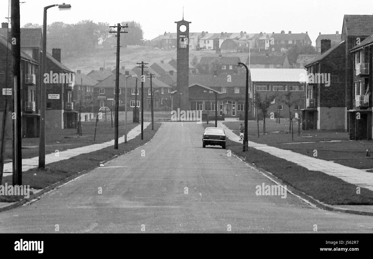 The Boulevard, Buttershaw Estate, Bradford, West Yorkshire, Großbritannien. Ein weitläufiger Gemeinderat der 1950er Jahre wohnungssystem des rates. Schwarz-Weiß-Bilder von 1982 zeigen die düstere Umgebung eines typischen nordenglischen Arbeiterunterbeckens. Stockfoto