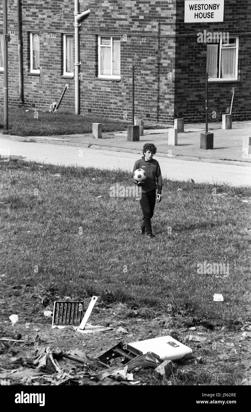 The Boulevard, Buttershaw Estate, Bradford, West Yorkshire, Großbritannien. Ein weitläufiger Gemeinderat der 1950er Jahre wohnungssystem des rates. Schwarz-Weiß-Bilder von 1982 zeigen die düstere Umgebung eines typischen nordenglischen Arbeiterunterbeckens. Stockfoto