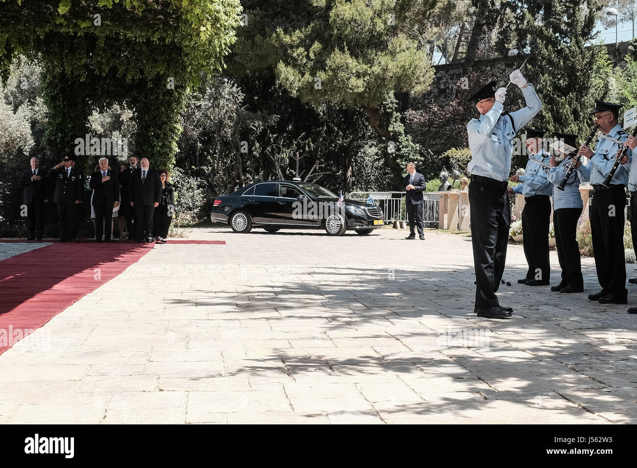 Jerusalem, Israel. 16. Mai 2017. DAVID FRIEDMAN (roter Teppich, Front, 2. rechts), neu ernannte US-Botschafter in Israel, ist willkommen in der Residenz des Präsidenten mit einer militärische Ehrenwache und die Vereinigten Staaten Nationalhymne von der Israel-Polizei-Band gespielt. Aufgestellt auf der rechten Seite der israelischen politischen Landkarte Friedman ist bekannt für das israelische West Bank Lebensversicherungs-Policen sichern. Bildnachweis: Nir Alon/Alamy Live-Nachrichten Stockfoto