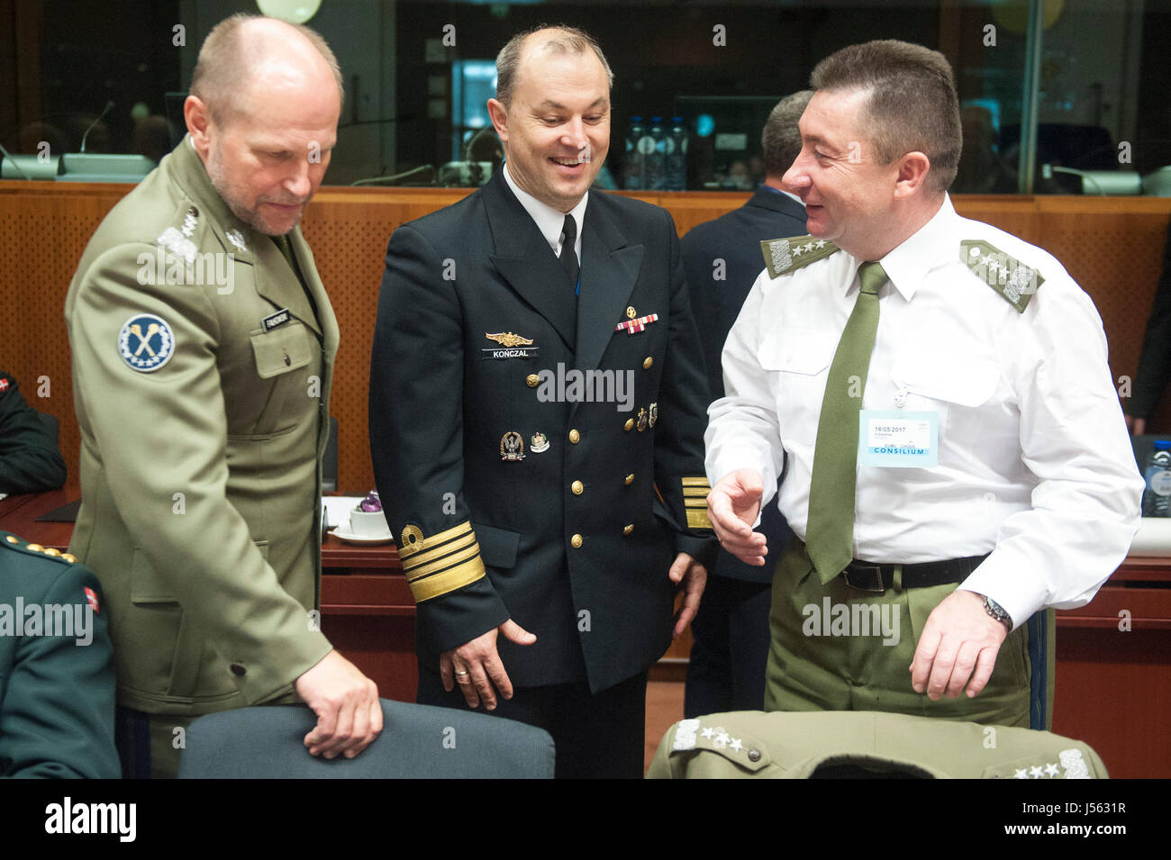 Brüssel, Belgien. 16. Mai 2017. General Andrzej Fa? Kowski (L) Kommandant Artur Ko? Czal und allgemeine Leszek Surawski vor dem Militärausschuss Treffen mit NATO Militärausschuss in Brüssel auf 16.05.2017 von Wiktor Dabkowski | Nutzung weltweit Credit: Dpa/Alamy Live-Nachrichten Stockfoto