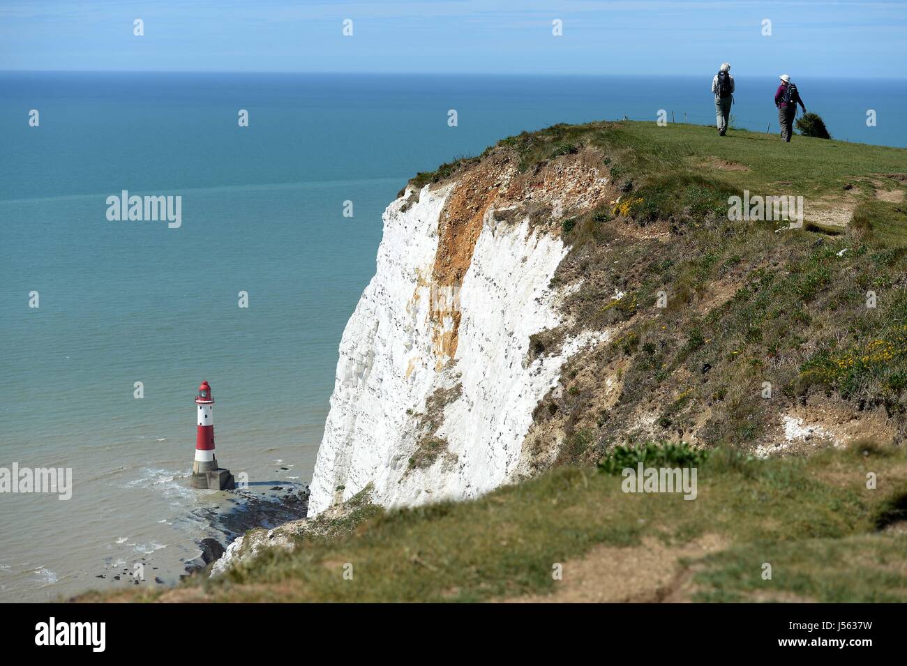 Beachy Head, East Sussex. 16. Mai 2017. Heißes Wetter, Beachy Head Klippen, Leuchtturm, East Sussex, UK Credit: Finnbarr Webster/Alamy Live News Stockfoto