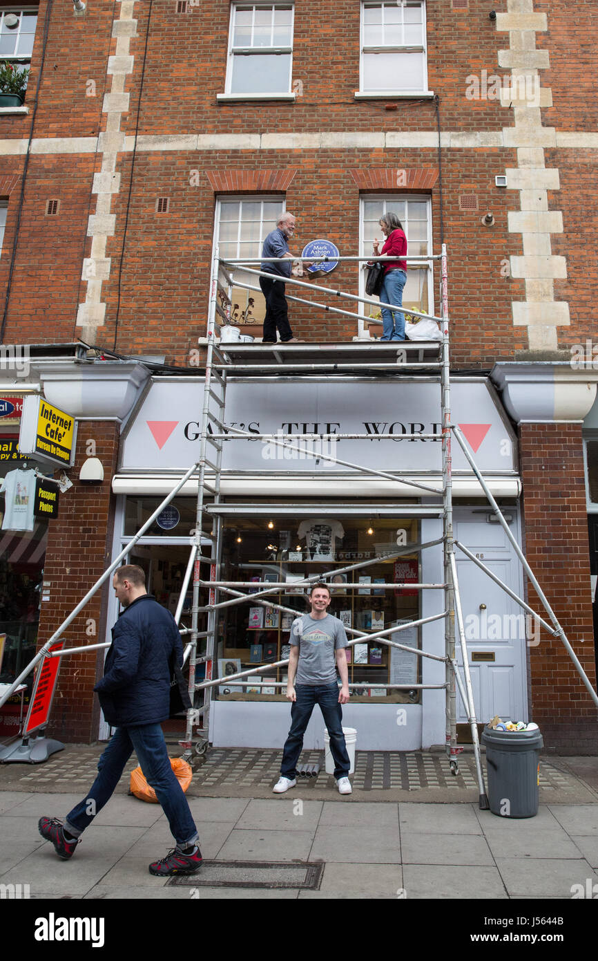 London, UK. 15. Mai 2017. Eine blaue Plakette zu Ehren von Mark Ashton, politische und Gemeinde-Aktivist ist installiert, über die Gay das Wort Buchhandlung wo Lesben und Schwule Unterstützung der Bergleute (LGSM) traf. LGSM Kampagne wurde verewigt in dem Film "Pride", die die Geschichte der Allianz zwischen radikalen LGBT-Aktivisten und Südwales Bergleute während der Bergarbeiterstreik in den 1980er Jahren erzählt. Bildnachweis: Mark Kerrison/Alamy Live-Nachrichten Stockfoto