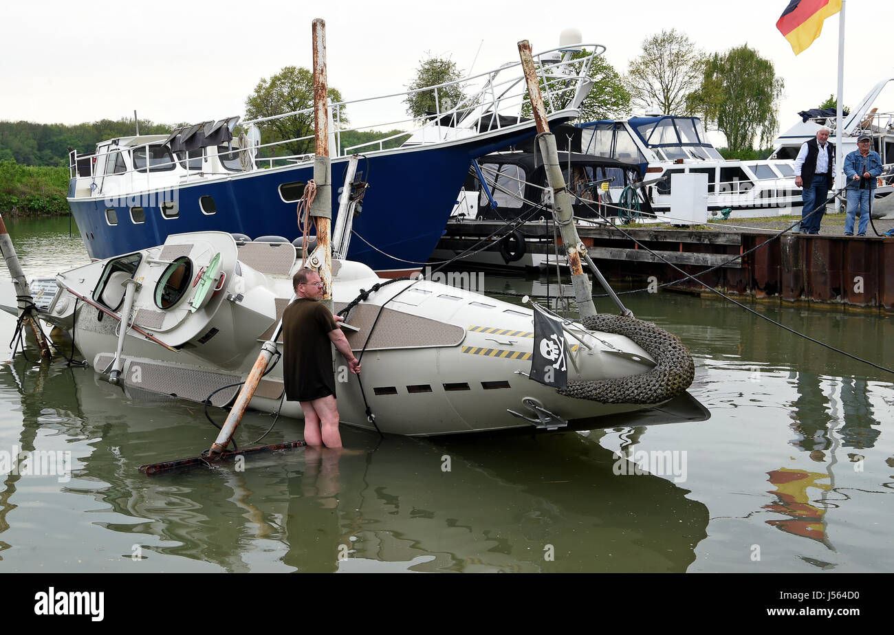 Eine elf Meter lange und rund zwei Meter breiten Reproduktion eines u-Boot  vom Typ "Seehund" (wörtl. Siegel) beim Versuch, es in das Wasser mit Hilfe  von einem Boot-Anhänger in der Mittelland-Kanal, Deutschland,