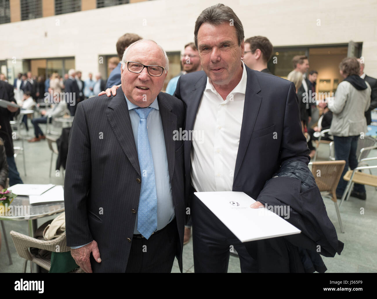 Berlin, Deutschland. 16. Mai 2017. Ehemaliger Fußballspieler Uwe Seeler (L) und Heribert Bruchhagen besuchen die Preisverleihung des Vereins Deutscher Fußball Botschafter (lit.-Verein der deutschen Fußball-Botschafter) an das Auswärtige Amt in Berlin, Deutschland, 16. Mai 2017. Die gemeinnützige Organisation ehrt deutsche Trainer und Spieler, die ein positives Bild von Deutschland mit ihrem Aussehen beitragen. Foto: Jörg Carstensen/Dpa/Alamy Live News Stockfoto