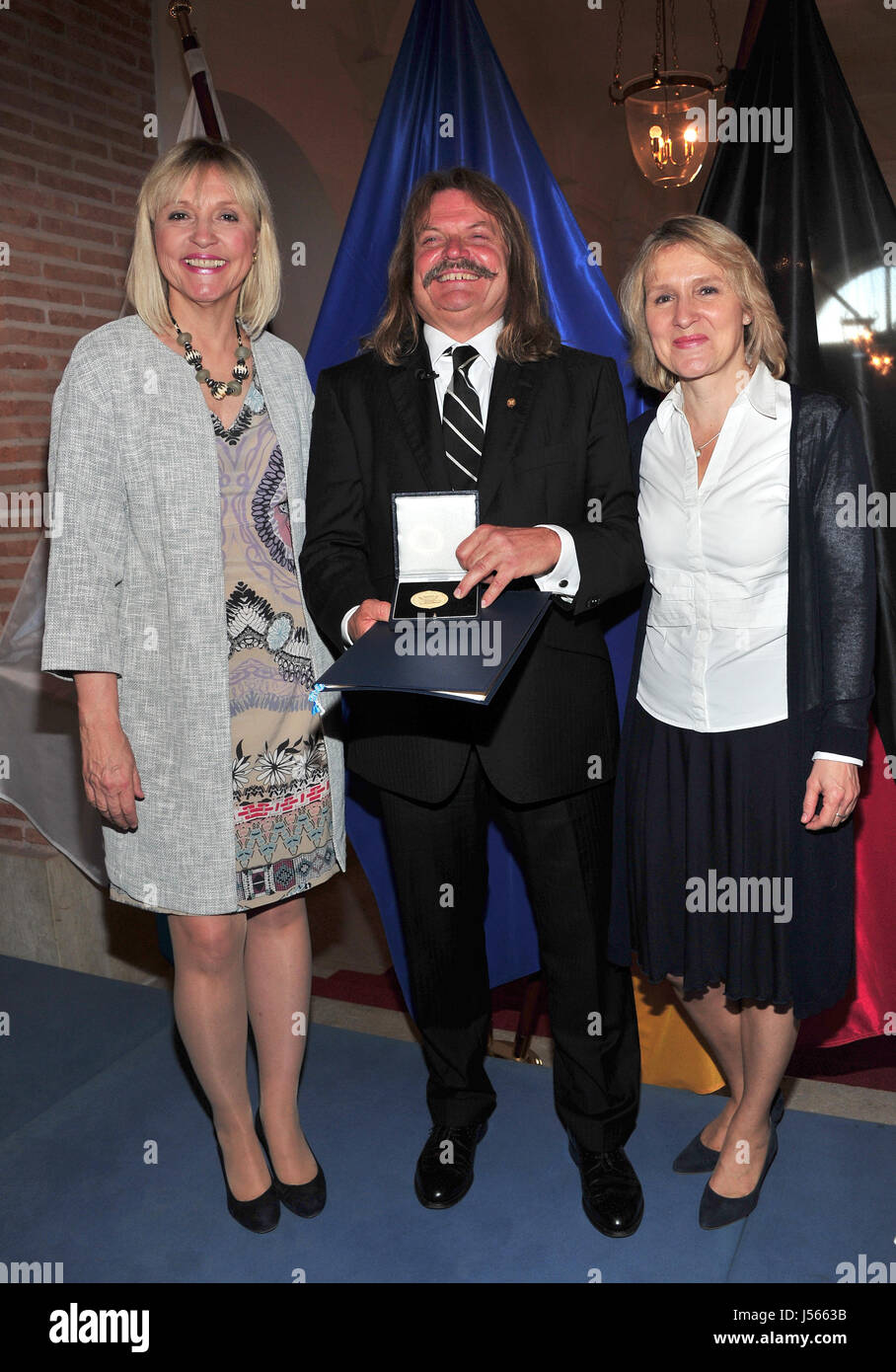 München, Deutschland. 16. Mai 2017. Deutsch-ungarische Musiker und Komponist Leslie Mandoki (C) stellt mit seiner Frau Eva (R) und Bayerischer Staatsminister für europäische Angelegenheiten und internationale Beziehungen Beate Merk (L) nach Erhalt der bayerische Europa-Medaille, auch bekannt als die Medaille für außerordentliche Verdienste um Bayern in einem Vereinten Europa, in dem Prinz Carl Palais in München, Deutschland, 16. Mai 2017. Foto: Ursula Düren/Dpa/Alamy Live News Stockfoto