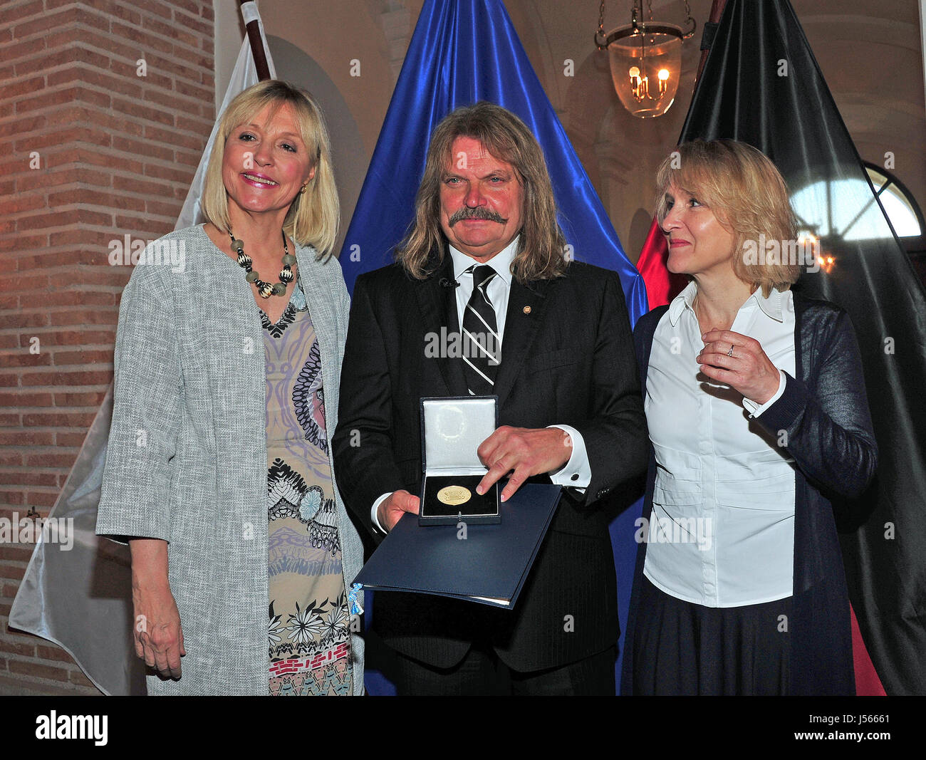 München, Deutschland. 16. Mai 2017. Deutsch-ungarische Musiker und Komponist Leslie Mandoki (C) stellt mit seiner Frau Eva (R) und Bayerischer Staatsminister für europäische Angelegenheiten und internationale Beziehungen Beate Merk (L) nach Erhalt der bayerische Europa-Medaille, auch bekannt als die Medaille für außerordentliche Verdienste um Bayern in einem Vereinten Europa, in dem Prinz Carl Palais in München, Deutschland, 16. Mai 2017. Foto: Ursula Düren/Dpa/Alamy Live News Stockfoto
