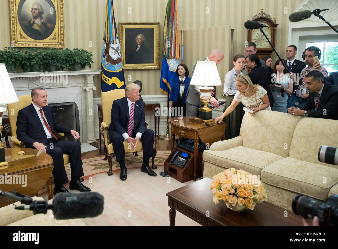 UNS President Donald J. Trump (C) und Präsident der Türkei Recep Tayyip Erdogan (L) im Oval Office des weißen Hauses in Washington, DC, USA, 16. Mai 2017 zu erfüllen. Trump und Erdogan Gesicht das Problem des Ausarbeitens Zusammenarbeit im Kampf gegen den Terrorismus als Türkei-Objekte, die die US-Bewaffnung der kurdischen in Syrien Kräfte. Bildnachweis: Michael Reynolds/Pool über CNP /MediaPunch Stockfoto