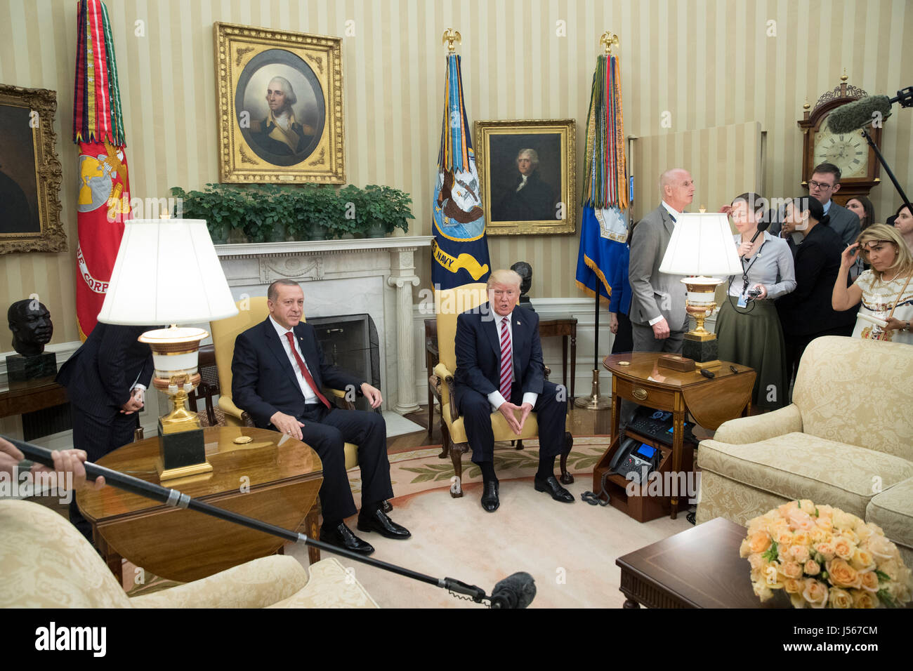 UNS President Donald J. Trump (R) und Präsident der Türkei Recep Tayyip Erdogan (L) im Oval Office des weißen Hauses in Washington, DC, USA, 16. Mai 2017 zu erfüllen. Trump und Erdogan Gesicht das Problem des Ausarbeitens Zusammenarbeit im Kampf gegen den Terrorismus als Türkei-Objekte, die die US-Bewaffnung der kurdischen in Syrien Kräfte. Bildnachweis: Michael Reynolds/Pool über CNP /MediaPunch Stockfoto