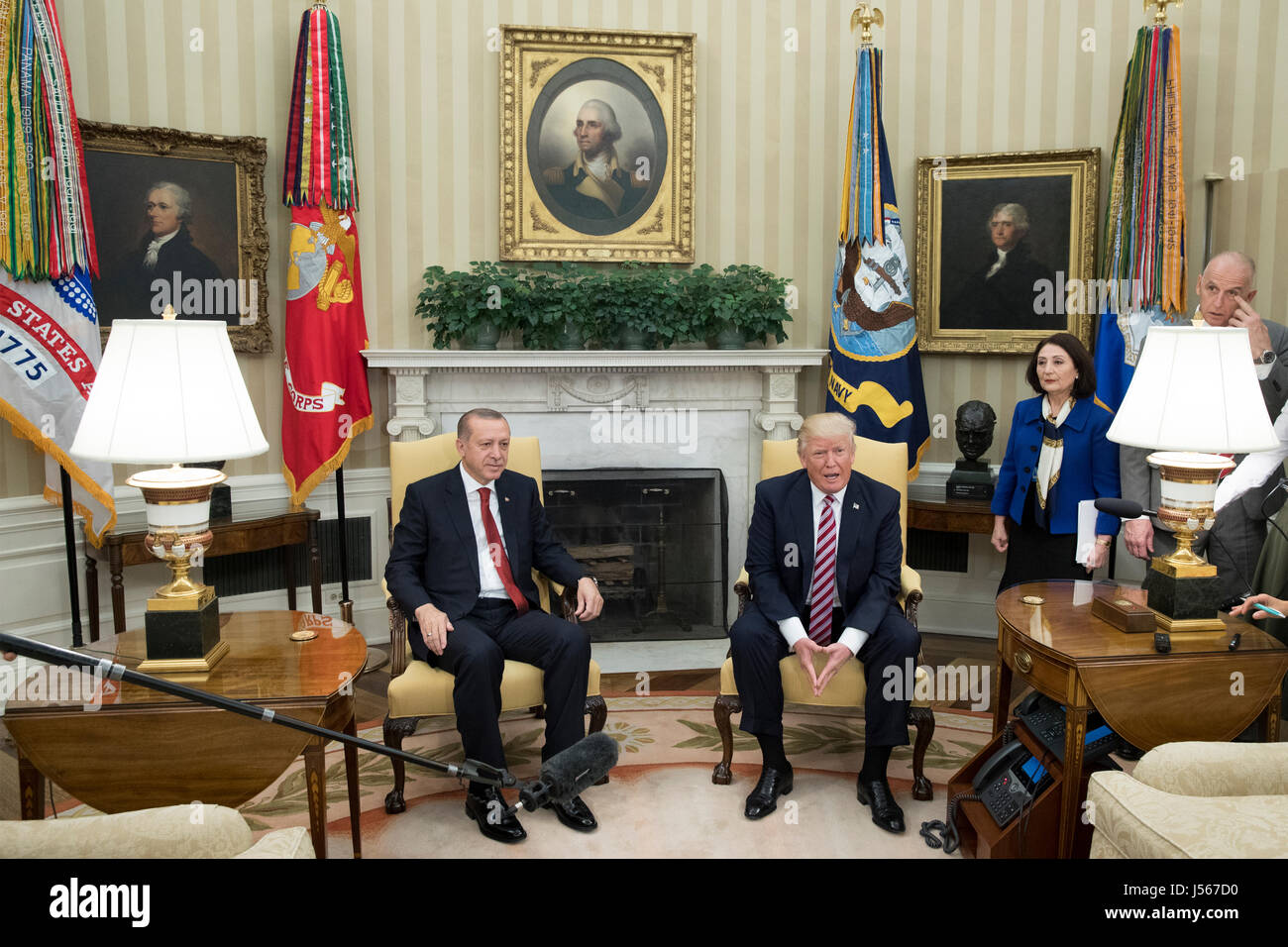 UNS President Donald J. Trump (R) und Präsident der Türkei Recep Tayyip Erdogan (L) im Oval Office des weißen Hauses in Washington, DC, USA, 16. Mai 2017 zu erfüllen. Trump und Erdogan Gesicht das Problem des Ausarbeitens Zusammenarbeit im Kampf gegen den Terrorismus als Türkei-Objekte, die die US-Bewaffnung der kurdischen in Syrien Kräfte. Bildnachweis: Michael Reynolds/Pool über CNP /MediaPunch Stockfoto