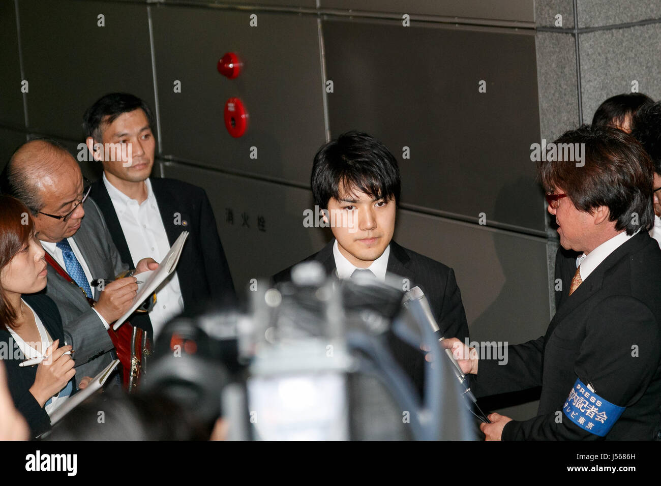 Tokio, Japan. 17. Mai 2017. Prinzessin Mako Verlobte, Kei Komuro, beantwortet Fragen aus den Medien am Tag nach ihrer Verlobung News, am 17. Mai 2017, Tokio, Japan angekündigt wurde. Lokale Medien berichteten Anfang dieser Woche, dass Prinzessin Mako ihre ehemaligen Mitschüler an der International Christian University in Tokio heiraten wird. Nach dem imperialen Hausgesetz, die Enkelin von Kaiser Akihito wird eine bürgerliche einmal verheiratet. Bildnachweis: Rodrigo Reyes Marin/AFLO/Alamy Live-Nachrichten Stockfoto
