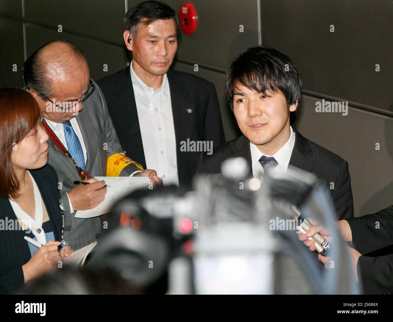 Tokio, Japan. 17. Mai 2017. Prinzessin Mako Verlobte, Kei Komuro, beantwortet Fragen aus den Medien am Tag nach ihrer Verlobung News, am 17. Mai 2017, Tokio, Japan angekündigt wurde. Lokale Medien berichteten Anfang dieser Woche, dass Prinzessin Mako ihre ehemaligen Mitschüler an der International Christian University in Tokio heiraten wird. Nach dem imperialen Hausgesetz, die Enkelin von Kaiser Akihito wird eine bürgerliche einmal verheiratet. Bildnachweis: Rodrigo Reyes Marin/AFLO/Alamy Live-Nachrichten Stockfoto