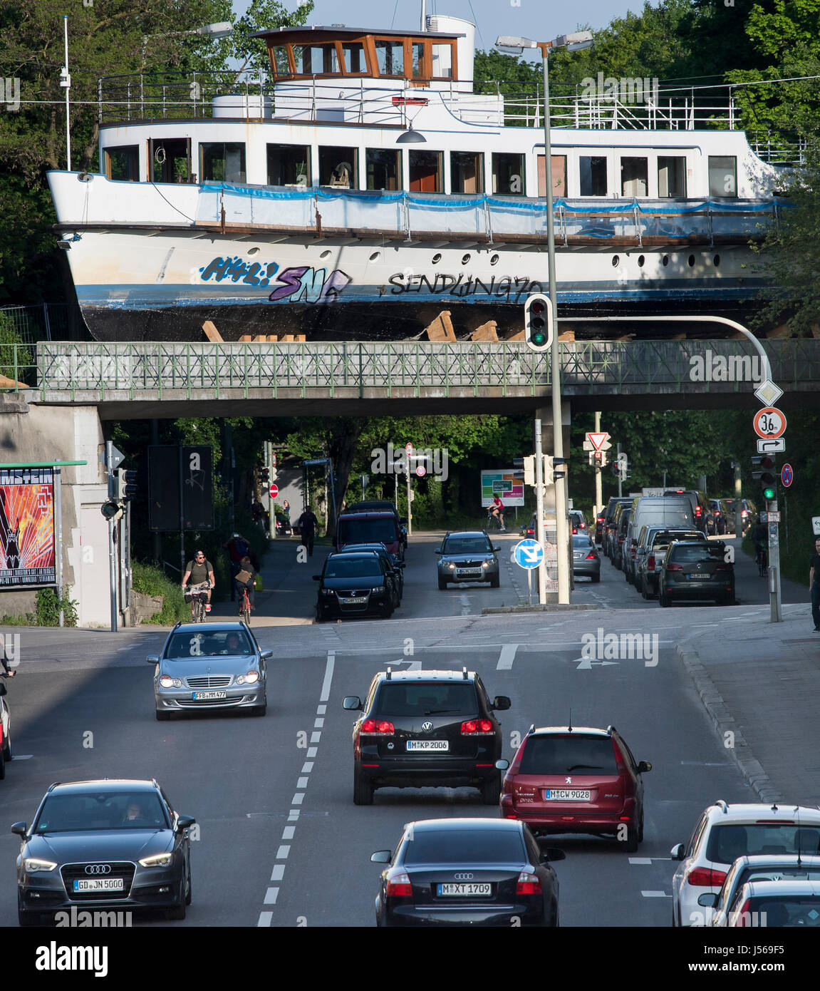 Die stillgelegten Ausflugsschiff MS Utting, eine Dampf-Fähre, die auf einem  Abstellgleis auf einer Brücke in München, Deutschland, 16. Mai 2017. Das  Boot, das früher in den Ammen See verwendet wurde, soll als